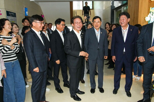 ▲ 17일 오전 경주시청 로비에서 김민석 국무총리와 주낙영 경주시장이 직원들의 환영 속에 웃음을 짓고 있다.