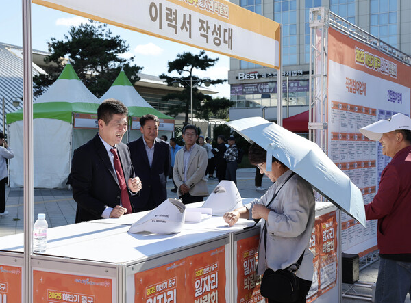 ▲ 2025 하반기 중구 일자리박람회 개최 현장 방문한 김정헌 구청장.