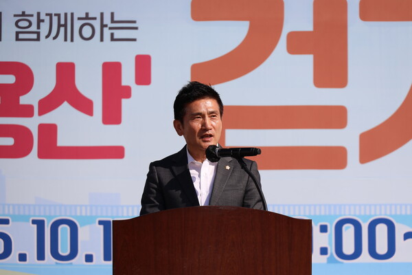 ▲ 김성철 의장이 '2025 장애인·비장애인이 함께하는 행복한 용산 걷기대회'에 참석해 축사를 하고 있다.