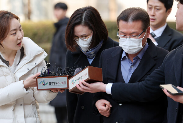 ▲ '자녀 입시 비리' 등 혐의로 집행유예를 선고 받은 정경심 전 동양대 교수가 2024년 2월 8일 오후 서울 서초구 서울고등법원에서 열린 항소심 선고 공판을 마친 뒤 취재진 질문을 들으며 차량으로 향하고 있다. /뉴시스