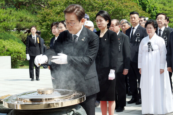 ▲ 이재명 대통령이 지난 6월 6일 서울 동작구 국립서울현충원에서 열린 제70회 현충일 추념식에서 현충탑 참배를 하며 분향하고 있다. /뉴시스