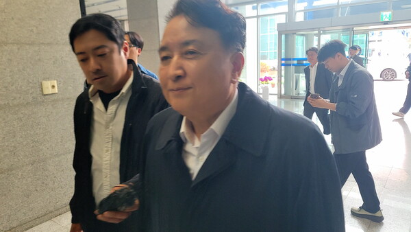 ▲ 돈봉투 수수 의혹을 받는 김영환 충북지사가 19일 오전 9시45분께 소환 조사에 출석하기 위해 충북경찰청으로 들어서며 취재진들의 질문을 받고 있다. /뉴시스