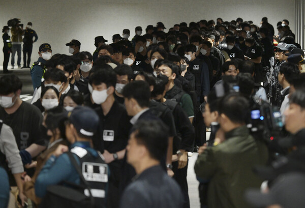 ▲ 캄보디아 당국의 범죄단지 단속으로 적발돼 구금됐던 한국인들이 10월 18일 오전 인천국제공항 2터미널을 통해 송환, 경찰서로 압송되고 있다. /뉴시스