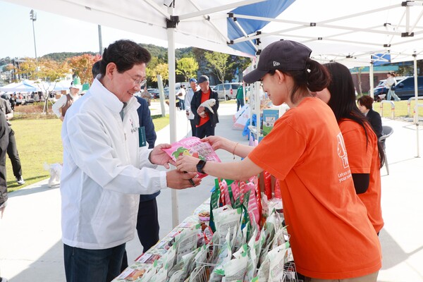 ▲ 이상일 용인특례시장이 반려동물 문화축제에 참석해 부스를 돌며 관계자들을 격려하고 있다.