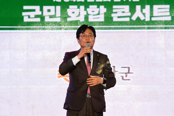 ▲ 군민과 함께하는 ‘10월애(愛) 콘서트’서 인사말 전하는 박용철 강화군수.