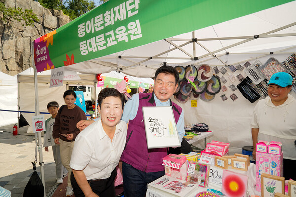 ▲ 이필형 동대문구청장(사진 오른쪽)이 ‘2025년 잇다마켓’ 체험부스에 방문해 기념촬영을 하고 있다.