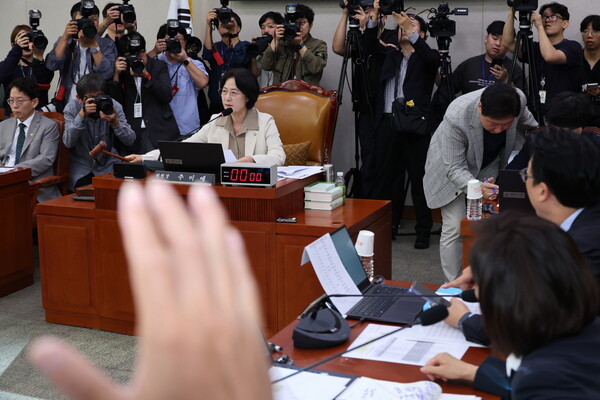 ▲ 감사 중지 선포하는 추미애 법사위원장. /뉴시스
