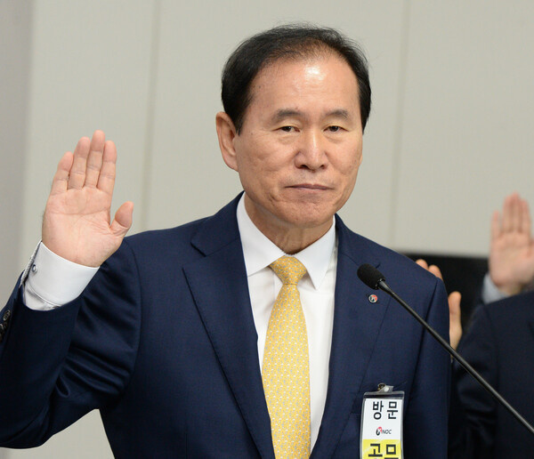 ▲ 증인선서하는 김동섭 석유공사장. /뉴시스