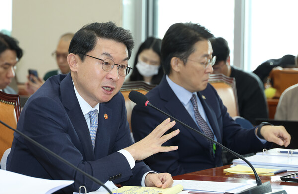 ▲ 질의에 답하는 이억원 금융위원장. /뉴시스