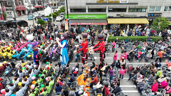 ▲ 2024년 ‘제1회 양천가족 거리축제’ 거리 퍼레이드 모습.