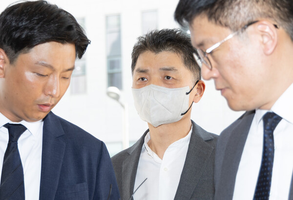 ▲ SM 엔터테인먼트 인수 과정에서 시세조종을 지시·공모한 혐의로 재판에 넘겨진 카카오 창업자 김범수(가운데) 미래이니셔티브센터장이 8월 29일 오후 서울 양천구 서울남부지방법원에서 열린 결심공판에 출석하고 있다. /뉴시스