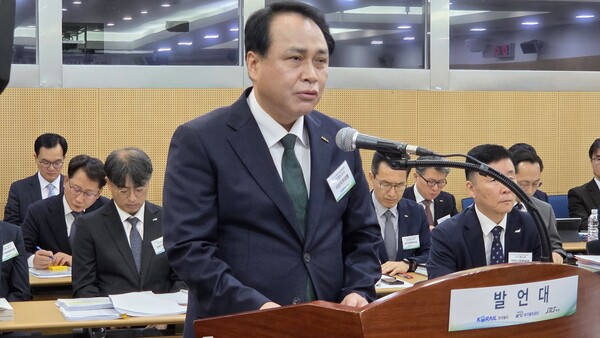 ▲ 21일 대전광역시 동구 한국철도공사에서 열린 국회 국토교통위원회 국정감사에서 정정래 한국철도공사(코레일) 사장대행이 사업 보고를 하고 있다. /뉴시스
