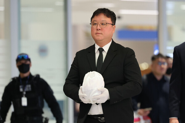 ▲ 캄보디아 범죄단지에서 고문을 당해 숨진 한국인 대학생 A(22)씨의 유해가 21일 오전 인천국제공항 2터미널을 통해 송환되고 있다. /뉴시스
