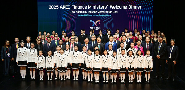 ▲ 유정복 인천광역시장이 21일 연수구 트라이보울에서 열린 ‘APEC 재무장관회의 만찬 공연’을 마친 뒤 기념촬영을 하고 있다.