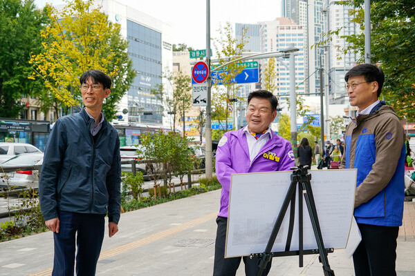 ▲ 이필형 동대문구청장이 21일 경동시장사거리 불법노점 철거 현장을 방문한 모습.