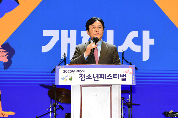 ▲ 제5회 청소년 페스티벌에서 축사 전하는 박용철 강화군수.