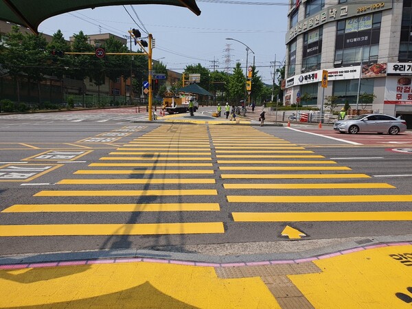 ▲ 노란색 횡단보도 설치 모습.