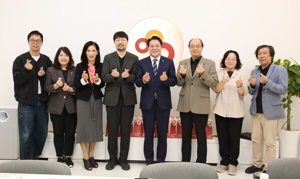 ▲ 안양문화예술재단은 제8회 안양공공예술프로젝트 집행위원회를 개최하고 향후 추진 방향을 논의했다.