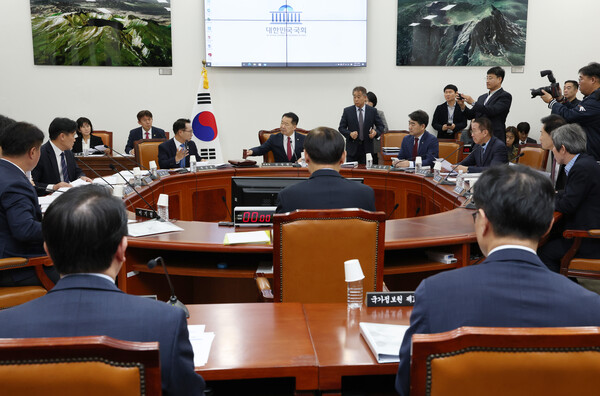 ▲ 신성범 국회 정보위원장이 22일 서울 여의도 국회에서 이종석 국정원장이 참여한 가운데 열린 정보위원회 전체회의를 주재하고 있다. /뉴시스