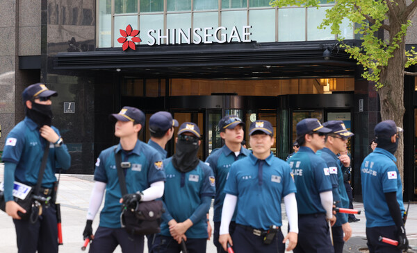 ▲ 지난 8월 5일 오후 서울 중구 신세계백화점 본점에 폭발물을 설치했다는 신고가 접수돼 경찰이 주변을 통제하고 있다. /뉴시스