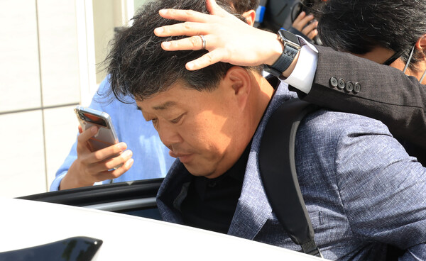 ▲ 정치자금법 위반 혐의를 받는 박창욱 경북도의원이 15일 오후 서울 서초구 서울중앙지방법원에서 열린 구속 전 피의자 심문(영장실질심사)을 마친 뒤 법원을 나서고 있다. /뉴시스