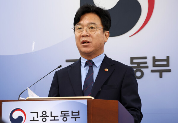 ▲ 김영훈 고용노동부 장관이 지난달 1일 세종시 정부세종청사에서 업무상 질병 산재 처리기간 단축 방안을 발표하고 있다. /뉴시스
