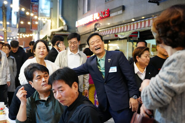 ▲ 이승로 성북구청장이 주민들과 함께 축제를 즐기고 있다.