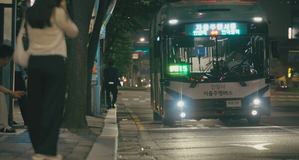 ▲ 시민을 태운 안양시 자율주행버스 주야로가 도심을 달리고 있다.