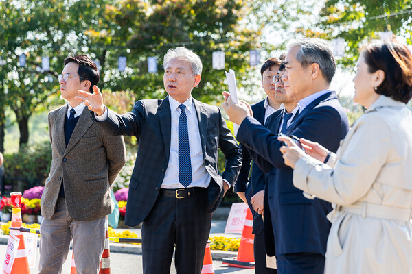 ▲ 10월 유관기관장협의회서 ‘가을꽃 국화축제’ 현장 점검하는 윤환 계양구청장.