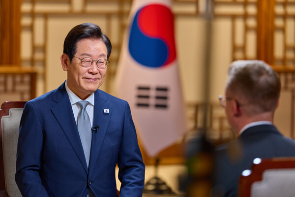 ▲ 이재명 대통령이 22일 서울 용산 대통령실 청사에서 APEC 정상회의를 앞두고 미국 CNN과 인터뷰를 하고 있다. /뉴시스