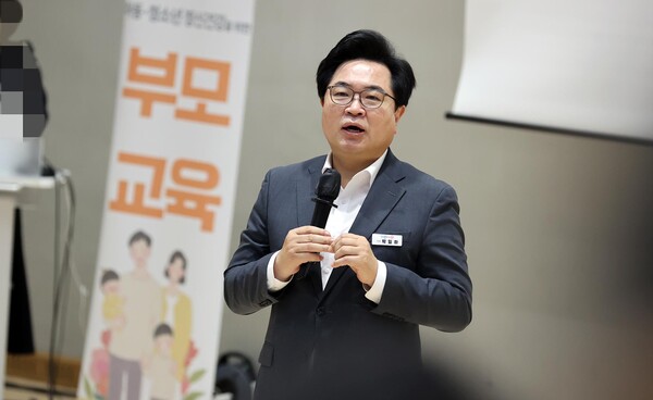 ▲ 박일하 동작구청장이 지난 5월, 서울 대방동 서울가족플라자에서 열린 '2025 아동·청소년 정신건강 부모 교육'에 참석해 인사말을 하고 있다.