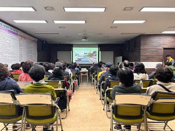 ▲ 노인 일자리 참여 어르신 대상 ‘맞춤형 교통안전교육’ 진행 사진.