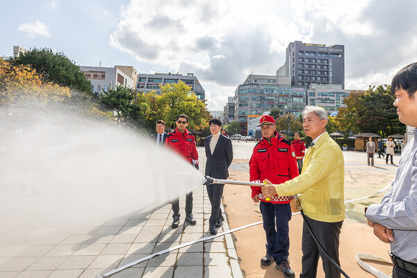 ▲ 고성능 산불진화차 점검하는 윤환 구청장.