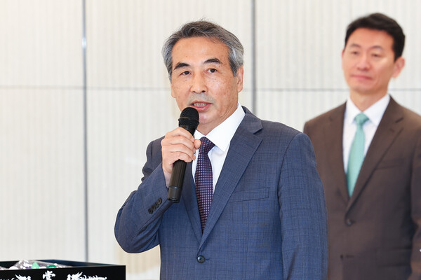 ▲ 윤석열 전 대통령의 부인 김건희 여사 의혹 관련 사건을 맡은 민중기 특별검사가 지난 7월 2일 오전 서울 종로구 KT광화문빌딩 웨스트에 마련된 특검 사무실에서 현판 제막을 한 뒤 발언하고 있다. /뉴시스