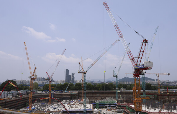 ▲ 서울 시내의 대형 아파트 건설현장 모습. /뉴시스
