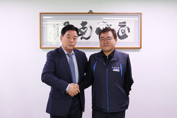 ▲ 공사 이희석 사장(왼쪽)과 노동조합 이정만 위원장(오른쪽)이 기념 촬영을 하고 있다.