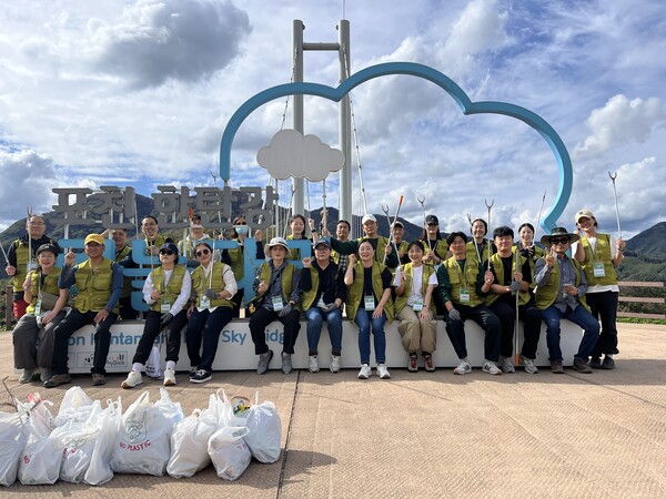 ▲ 경기문화재단 사회공헌활동 참여자 단체사진.