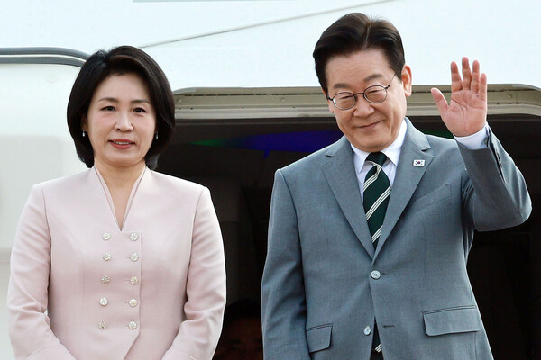 ▲ 출국 인사하는 이재명 대통령-김혜경 여사. /뉴시스