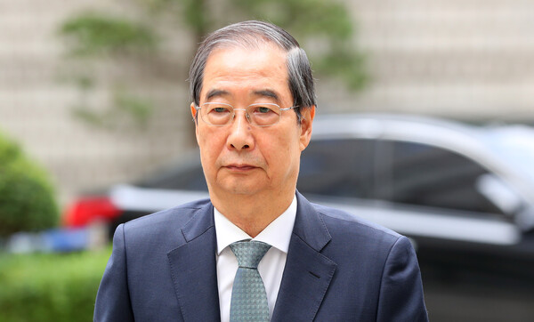 ▲ 내란 우두머리 방조 혐의를 받는 한덕수 전 국무총리가 20일 오전 서울 서초구 서울중앙지방법원에서 열리는 내란 우두머리 방조 및 위증 등 혐의 사건 재판에 출석하고 있다. /뉴시스
