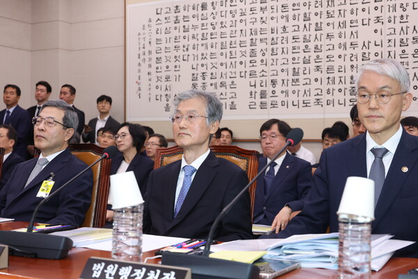 ▲ 조희대 대법원장이 13일 서울 여의도 국회에서 열린 법제사법위원회의 대법원 등 국정감사에서 박균택 더불어민주당 의원 질의에 답하지 않고 있다. /뉴시스
