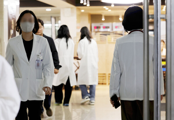 ▲ 의정갈등으로 촉발된 의료공백 사태에서 발령한 보건의료 위기경보 심각 단계가 해제되는 20일 서울 시내 한 대학병원에서 의료진들이 이동하고 있다. /뉴시스