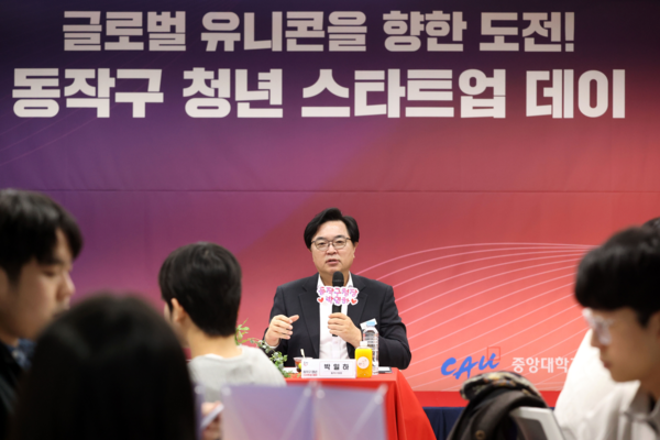 ▲ 박일하 동작구청장이 지난해 11월 서울 노량진동 취업지원센터에서 열린 ‘동작구 청년 스타트업데이’ 행사에 참여해 청년들과 소통하고 있다.