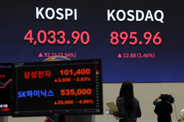 ▲ 서울 영등포구 한국거래소 서울사무소 홍보관에 삼성전자와 SK하이닉스 지수가 표시되고 있다. /뉴시스