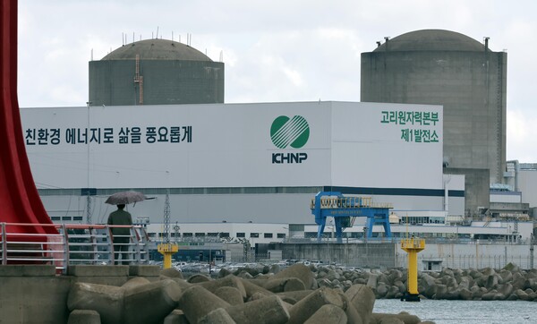 ▲ 부산 기장군의 한 마을에서 바라본 고리원전 2호기(왼쪽)와 영구 정지 8년 만인 지난 6월 해체가 결정된 고리원전 1호기(오른쪽) 모습. /뉴시스