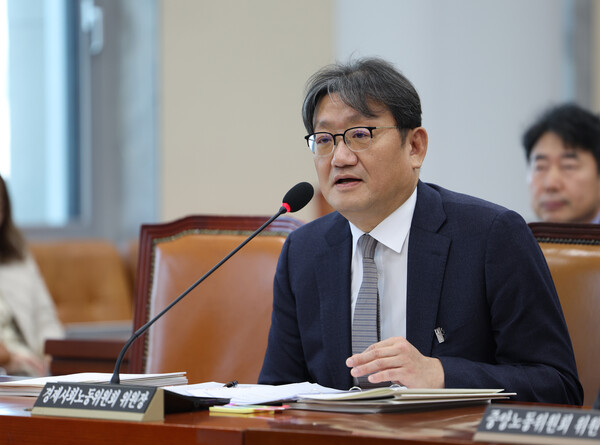 ▲ 답변하는 권기섭 경사노위 위원장. /뉴시스