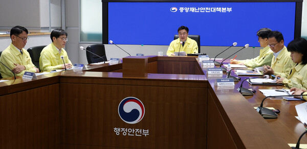 ▲ 윤호중 중앙재난안전대책본부장(행정안전부 장관)이 지난 20일 오전 서울 종로구 정부서울청사 서울상황센터에서 열린 국가정보자원관리원(국정자원) 행정정보시스템 화재 관련 중앙재난안전대책본부(중대본) 회의에 참석해 발언하고 있다. /뉴시스