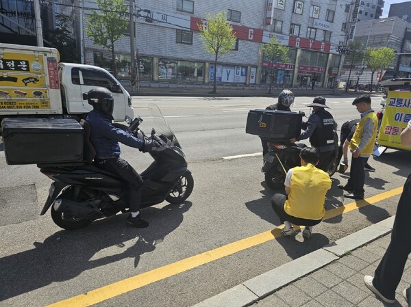 ▲ 수원특례시 팔달구 '이륜자동차 소음·안전 합동점검' 실시 모습.