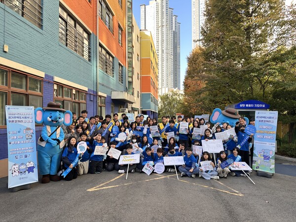 ▲ 사이버 학교폭력 예방을 위한 등굣길 캠페인 기념사진.