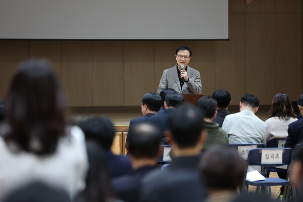 ▲ 임태희경기도교육감이 10월27일 부천신도초등학교 신마루 체육관에서 열린 '2025 학교 시설개방 활성화 학교장 연수'에서 간담회를 갖고 있다.
