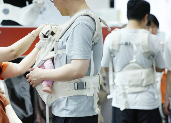 ▲ 서울 강남구 코엑스에서 열린 제48회 베페 베이비페어에서 관람객들이 아기띠를 체험해보고 있다. /뉴시스